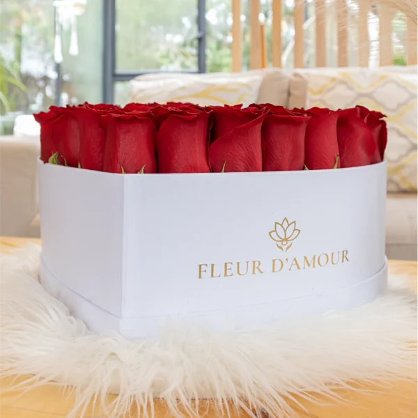 caja en forma de corazón con espuma floral, contiene entre 40 a 45 rosas rojas frescas.