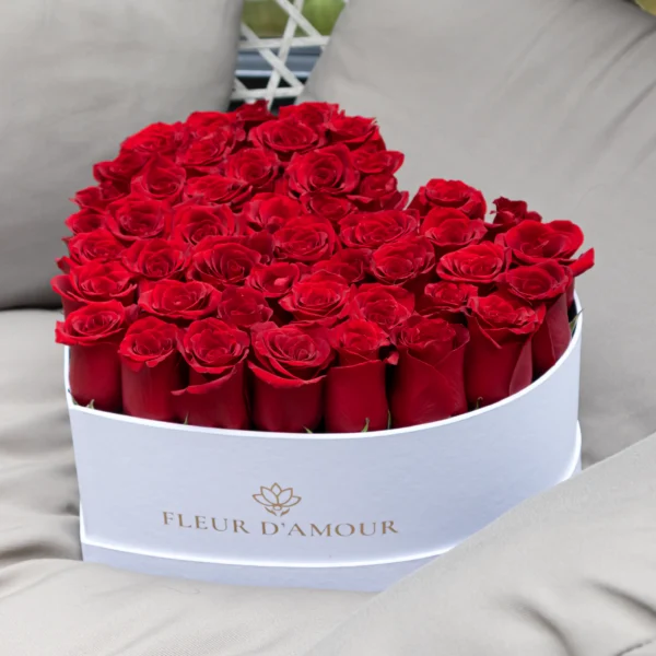 caja en forma de corazón con espuma floral, contiene entre 40 a 45 rosas rojas frescas.