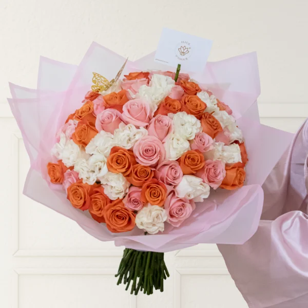 ramo buchón mediano de 75 de 3 colores estos son rosas blancas, naranjas y rosadas con papel coreano rosado que envuelve el ramo, en el ramo encuentras una mariposa dorada y una nota personalizada