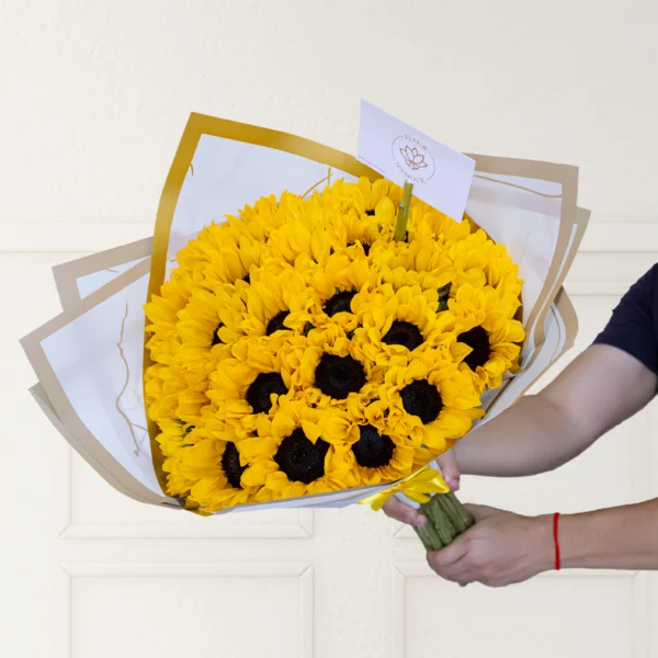 ramo buchón de girasoles, contiene 25 girasoles frescos.