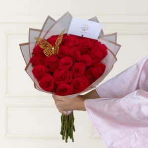 ramo buchón mini de rosas de color rojas, el ramo contiene 25 rositas.