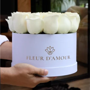 arreglo floral en caja blanca, contiene rosas blancas
