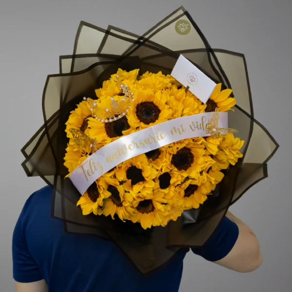 ramo buchón de girasoles, contiene 25 girasoles frescos, con mensaje personalizado y accesorios.