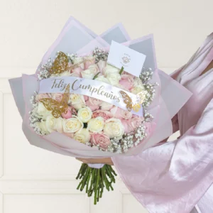 ramo buchón pequeño de 50 de 2 colores estos son rosas blancas, rosadas y gypsophilia con papel coreano rosado que envuelve el ramo, en el ramo encuentras una mariposa dorada y una nota personalizada