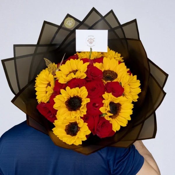 ramo buchón de girasoles y rosas rojas, contiene 10 girasoles frescos y 25 rosas rojas, con mensaje personalizado.