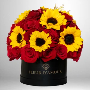 Domo de rosas rojas y girasoles visto de frente de aproximadamente 75 rosas frescas y 10 girasoles adicional una coronita.