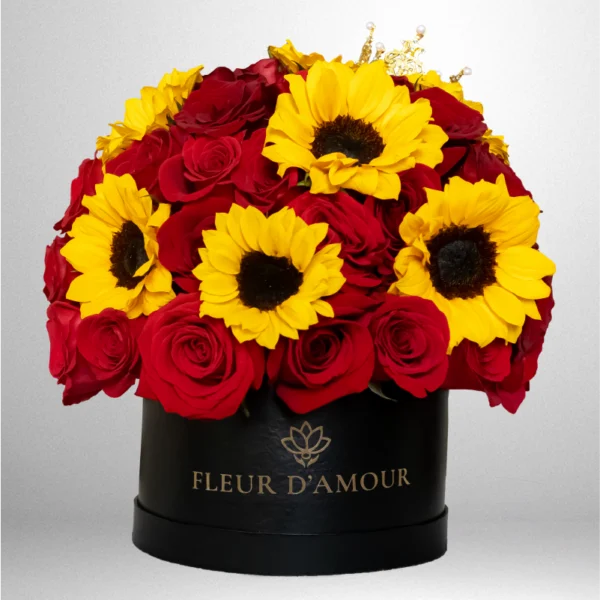 Domo de rosas rojas y girasoles visto de frente de aproximadamente 75 rosas frescas y 10 girasoles adicional una coronita.