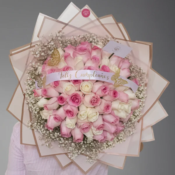 ramo buchón mediano de 75 de 3 colores estos son rosas blancas, rosadas y gypsophilia con papel coreano rosado que envuelve el ramo, en el ramo encuentras una mariposa dorada y una nota personalizada