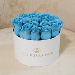 arreglo floral en caja blanca, contiene rosas celestes, vista a 45 grados