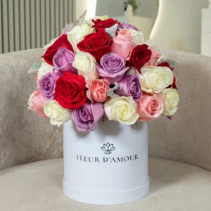 Domo de rosas rosadas, blancas y moradas y rojas visto de frente de aproximadamente 100 rosas frescas.